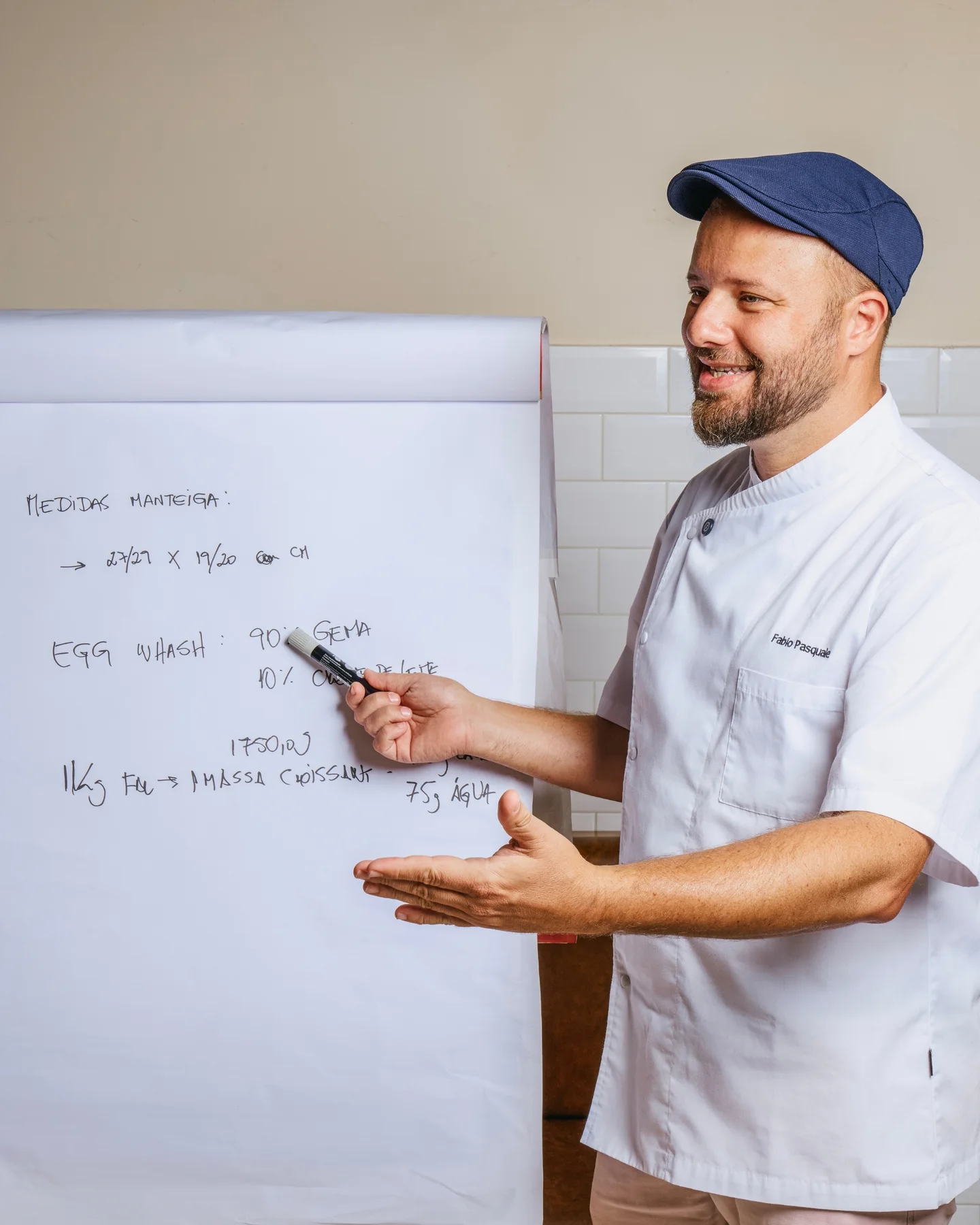 Chef da Academia Le Blé ensinando panificação diante de um quadro