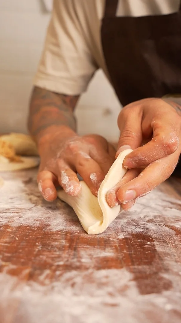 Preparo manual de massa na produção da Le Blé